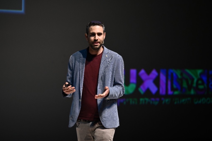 David Balsam speaking at UXI Live conference